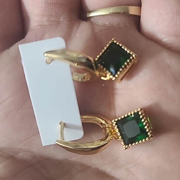 💛Gold plated huggie hoop earrings - Picture 2 of 4